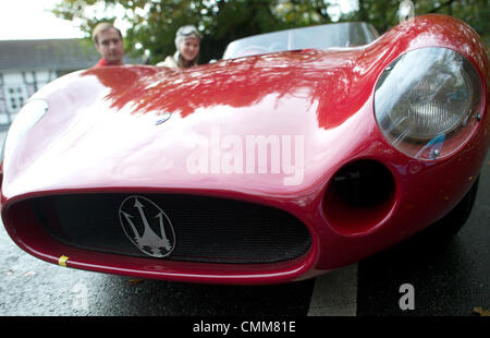 Essen, Germania. 05 Nov, 2013. Due modelli cercare da dietro di una Maserati Tipo 300 S a partire dagli anni cinquanta a Essen, Germania, 05 novembre 2013. Motor Show di Essen, aperto dal 30 Novembre 2013 fino al 08 dicembre 2013, presenta una speciale esposizione di veicoli storici. Foto: Federico Gambarini/dpa/Alamy Live News Foto Stock