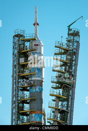 Cosmodromo di Baikonur, Kazakistan . 05 Nov, 2013. Il Soyuz TMA-11M a razzo, adornata con il logo della Sochi Olympic Comitato organizzatore e altre illustrazioni correlate, come la struttura del servizio i bracci sono sollevati in posizione in corrispondenza del lancio martedì, nov. 5, 2013, presso il cosmodromo di Baikonur in Kazakistan. Credito: dpa picture alliance/Alamy Live News Foto Stock