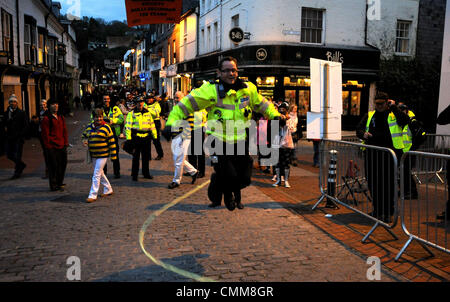 Lewes Regno Unito 5 Novembre 2013 - Un funzionario di polizia si unisce al divertimento e ha un andare a saltare a Lewes falò celebrazioni Foto Stock