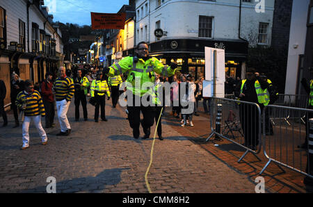 Lewes Regno Unito 5 Novembre 2013 - Un funzionario di polizia si unisce al divertimento e ha un andare a saltare a Lewes falò celebrazioni Foto Stock