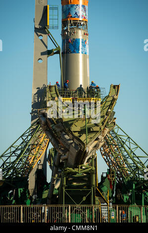 Cosmodromo di Baikonur, Kazakistan . 05 Nov, 2013. Il Soyuz TMA-11M a razzo, adornata con il logo della Sochi Olympic Comitato organizzatore e altre illustrazioni correlate, è visto dopo essere stato eretto in posizione in corrispondenza del lancio martedì, nov. 5, 2013, presso il cosmodromo di Baikonur in Kazakistan. Credito: dpa picture alliance/Alamy Live News Foto Stock