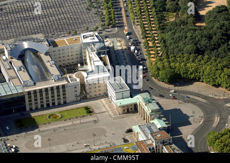 FILE - Un archivio foto datata 17 giugno 2008, mostra una vista aerea della Porta di Brandeburgo (R, anteriore), il noi emabssy (C), l'Accademia delle Arti e il Memoriale dell'Olocausto (back top) di Berlino, Germania. La Porta di Brandeburgo è stato progettato e costruito dall'architetto Carl Gotthard Langhans tra 1789 e 1791. Le staue della quadriga è stato progettato da Johann Gottfried Schadow nel 1793. Foto: Euroluftbild.de Foto Stock