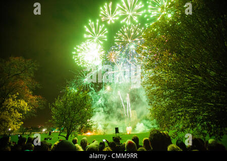 Londra, UK, 5 novembre 2013. Londra ai residenti e ai visitatori di guardare uno spettacolo pirotecnico in Brockwell Park, Herne Hill, organizzata dal consiglio di Lambeth. Credito: Alick Cotterill/Alamy Live News Foto Stock