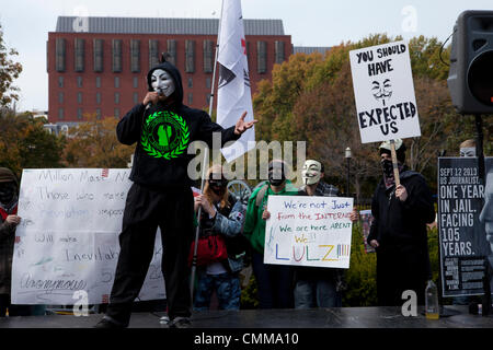 Washington DC, Stati Uniti d'America. 5 Novembre, 2013. Migliaia di anonimi membri e sostenitori di rally in Washington, DC, protestando contro la corporate l'avidità e la corruzione dei governi di tutto il mondo. Credito: B Christopher/Alamy Live News Foto Stock