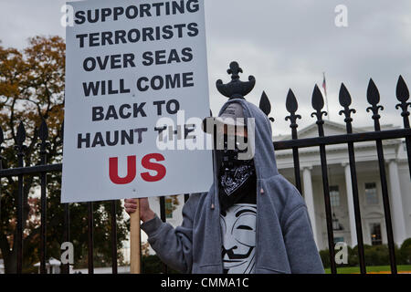 Washington DC, Stati Uniti d'America. 5 Novembre, 2013. Migliaia di anonimi membri e sostenitori di rally in Washington, DC, protestando contro la corporate l'avidità e la corruzione dei governi di tutto il mondo. Credito: B Christopher/Alamy Live News Foto Stock