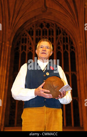 Londra, Regno Unito. 5 novembre 2013. Fotografo Mike San Maur Sheil con il calcio Loos (questo è il calcio che il London Irish fucili calci su No Mans Land su 25 Settembre 1915 come hanno attaccato le posizioni tedesche nella città di Loos) presso i campi di battaglia terre di pace 14-18 pre-lancio mostra a Westminster Hall, la Casa del Parlamento, il London. Annunciando un importante WWI commemorativa mostra di World Press Photo Award-winning fotografo Mike San Maur Sheil che lancerà a Londra nel 2014 e tour città inglesi per i prossimi quattro anni. Credito: Paul Brown/Alamy Live News Foto Stock