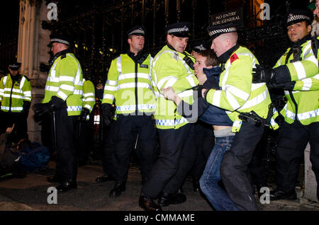 Londra, Regno Unito. 5 novembre 2013. La polizia scontri in piazza del Parlamento, LONDRA, REGNO UNITO, durante le proteste contro i tagli di austerità come parte del global anonimo movimento e maschera di milioni di marzo. Le proteste a coincidere con la celebrazione di Guy Fawkes Day il 5 novembre, quando nel 1605 ci fu un tentativo non riuscito di far esplodere le case britanniche del Parlamento. Credito: Francesca Moore/Alamy Live News Foto Stock