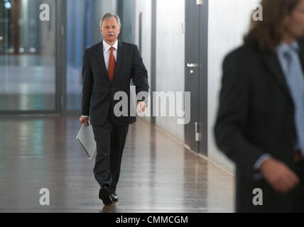 Berlino, Germania. 6 Nov, 2013. Ulrich Birkenheier, capo del controspionaggio militare Service (MAD), arriva per una riunione dei parlamentari dei servizi di intelligence Comitato . Ordine del giorno i punti sono rivendicazioni di spionaggio dall ambasciata britannica a Berlino e la riunione della Germania intelligence i capi con le loro controparti USA a Washington su rivendicazioni di noi intercettazioni attività. Il tedesco MP Hans-Christian Stroebele è programmato a riferire circa un incontro con noi whistleblower Edward Snowden, pochi giorni dopo il suo incontro con lui a Mosca. Credito: dpa picture alliance/Alamy Live News Foto Stock