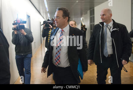 Berlino, Germania. 6 Nov, 2013. Ministro tedesco degli Interni Hans-Peter Friedrich (C) arriva per una riunione dei parlamentari dei servizi di intelligence Comitato . Ordine del giorno i punti sono rivendicazioni di spionaggio dall ambasciata britannica a Berlino e la riunione della Germania intelligence i capi con le loro controparti USA a Washington su rivendicazioni di noi intercettazioni attività. Il tedesco MP Hans-Christian Stroebele è programmato a riferire circa un incontro con noi whistleblower Edward Snowden, pochi giorni dopo il suo incontro con lui a Mosca. Credito: dpa picture alliance/Alamy Live News Foto Stock