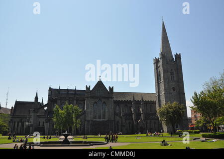 Uno di Dublino è tre cattedrali San Patrizio è oggi la cattedrale nazionale della Chiesa d Irlanda (una chiesa della Comunione Anglicana), foto scattata il 4 giugno 2013. Qui San Patrizio avrebbe battezzato i primi convertiti locali oltre ad una "Santa bene'. Oggi la Cattedrale è aperta a tutte le persone come un patrimonio architettonico e storico sito. Esso serve anche come una popolare attrazione turistica in Irlanda. E in una bella giornata alla gente piace avere un periodo di riposo sul prato che circonda l'edificio impressionante. Foto: Frank Baumgart Foto Stock