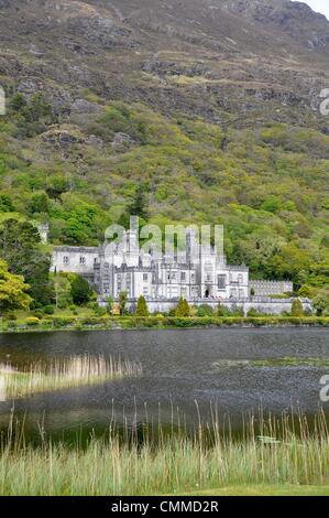 Kylemore Abbey e il Victorian Walled Garden è situato sulla riva del lago Pollacappul nel cuore di Connemara, nella contea di Galway, foto scattata il 1 giugno 2013. Originariamente costruito come un castello baronale l'edificio gotico è la casa di monache benedettine fin dal 1920. Kylemore Abbey è un'attrazione turistica in Irlanda dell'Ovest e aperto tutto l'anno. Frank Baumgart Foto Stock