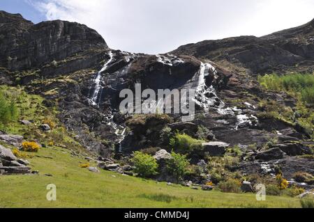 Il verde dei prati, a 140 metri di alta cascata e paesaggi mozzafiato, sentieri di montagna, ruscelli e laghi rendono il parco Gleninchaquin un attrazione per la popolazione locale e i turisti provenienti da Irlanda e all'estero, foto scattata il 30 maggio, 2013. Gleninchaquin è una pluripremiata famiglia di proprietà park e fattoria nella Contea di Kerry. Si tratta di un lungo stretto coombe valley a nord-ovest della penisola di Beara, formata dalle glaciazioni circa 70.000 anni fa e cambiato poco dopo. Foto: Frank Baumgart Foto Stock