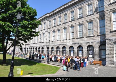 I visitatori in coda fino alla vecchia libreria del Trinity College di Dublino, che alloggia il Libro di Kells a vedere la mostra "Il Libro di Kells: trasformare le tenebre in luce", foto scattata il 5 giugno 2013. Il Libro di Kells è il più famoso dei volumi nella biblioteca del Trinity College. Foto: Frank Baumgart Foto Stock