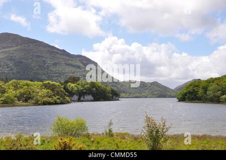 Muckross House e giardini sono situato nel mezzo del Parco Nazionale di Killarney che comprende 10000 ettari di splendido lago e del paesaggio di montagna, foto scattata il 27 maggio 2013. Il parco nella Contea di Kerry è stata designata come Riserva della Biosfera nel 1981 dall'UNESCO. Foto: Frank Baumgart Foto Stock