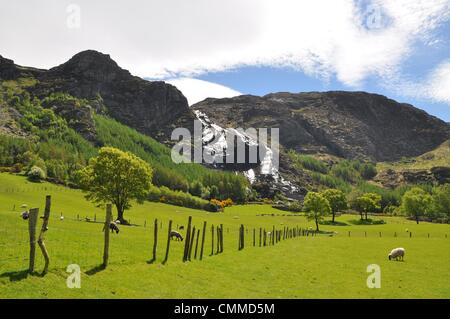 Il verde dei prati, a 140 metri di alta cascata e paesaggi mozzafiato, sentieri di montagna, ruscelli e laghi rendono il parco Gleninchaquin un attrazione per la popolazione locale e i turisti provenienti da Irlanda e all'estero, foto scattata il 30 maggio, 2013. Gleninchaquin è una pluripremiata famiglia di proprietà park e fattoria nella Contea di Kerry. Si tratta di un lungo stretto coombe valley a nord-ovest della penisola di Beara, formata dalle glaciazioni circa 70.000 anni fa e cambiato poco dopo. Foto: Frank Baumgart Foto Stock