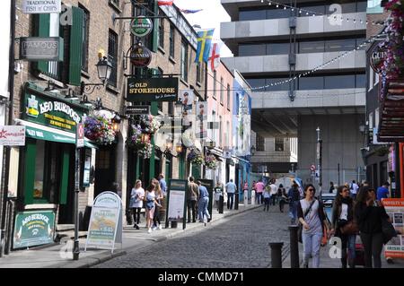 Vicolo di corona è uno dei vicoli del quartiere di Temple Bar a Dublino, foto scattata il 3 giugno 2013. Sullo sfondo il principale edificio della Banca Centrale di Irlanda. A differenza delle aree circostanti, il quartiere di Temple Bar sulla riva sud del fiume Liffey ha conservato la sua struttura medievale street pattern con molte strade acciottolate. Esso ha una speciale atmosfera che attirano i turisti di giorno e di notte. Foto: Frank Baumgart Foto Stock