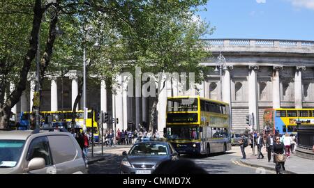 Pedoni, autobus e automobili. 5 Giugno, 2013. College Street, Dublino, è situato accanto al storico Trinity College e nelle vicinanze della famosa zona di Temple Bar nonché le principali aree dello shopping della città, foto scattata il 5 giugno 2013. La strada è sempre affollato da un sacco di pedoni, autobus e automobili. Il prestigioso edificio in background ospita la Banca d'Irlanda a partire dal 1804. Completato nel 1739 per cui è stato costruito e servito come irlandese al Parlamento europeo fino al 1801. Foto: Frank Baumgart/dpa/Alamy Live News Foto Stock