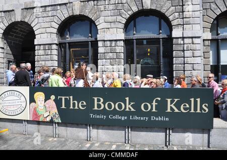 Dublino Trinity College, vecchia libreria i visitatori in coda fino alla vecchia libreria del Trinity College di Dublino, che alloggia il Libro di Kells a vedere la mostra "Il Libro di Kells: trasformare le tenebre in luce", foto scattata il 5 giugno 2013. Il Libro di Kells è il più famoso dei volumi nella biblioteca del Trinity College. Foto: Frank Baumgart Foto Stock