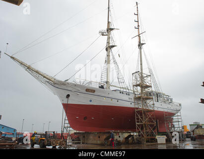 Stralsund, Germania. 6 Nov, 2013. La scuola di vela della nave 'Greif' si trova presso il cantiere navale Volkswerft per essere ispezionato a Stralsund, Germania, 06 novembre 2013. Il 'Germanischer Lloyd', un tecnico organizzazione di vigilanza, conduce una routine di indagine di sicurezza. Foto: Stefan Sauer/dpa/Alamy Live News Foto Stock