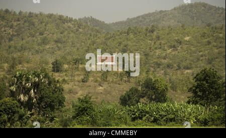 KANCHANABURI, Thailandia, . Xvi Nov, 2004. Uno dei più piccoli templi in campagna vicino al Tempio della tigre in Kanchanaburi Thailandia, 05 ottobre 2004. © Stephen rasoio/ZUMAPRESS.com/Alamy Live News Foto Stock