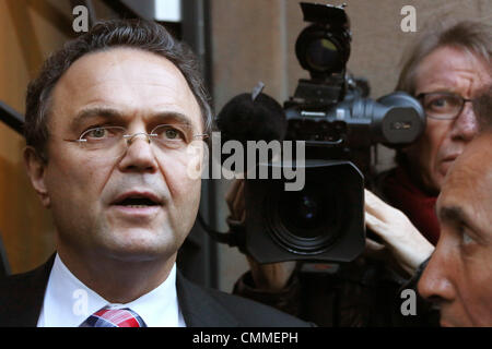 Berlino, Germania. 6 Nov, 2013. La recitazione Ministro tedesco degli Interni Hans-Peter Friedrich (CSU) passeggiate per i negoziati per una coalizione tra CDU e SPD sugli argomenti degli affari interni e di giustizia a Berlino, Germania, 06 novembre 2013. Foto: Stephanie Pilick/dpa/Alamy Live News Foto Stock