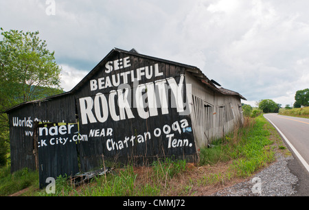 Pubblicità per il Rock City Gardens Vicino a Chattanooga, Tennessee dipinte su legno vecchio fienile nelle zone rurali del Nord Carolina. Foto Stock