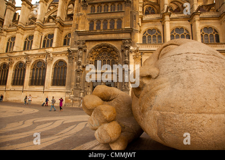 La scultura "l'ecoute' davanti a Eglise St-Eustache in Parigi Francia Foto Stock