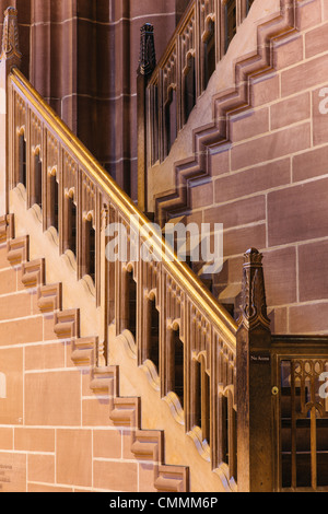 Scala in pietra all'interno della Cattedrale anglicana di Liverpool, Merseyside, Inghilterra, Regno Unito. Foto Stock