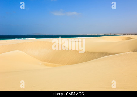 Vista mare attraverso grandi dune di sabbia sulla spiaggia di sabbia incontaminate di Praia de Chaves, Rabil, Boa Vista, Isole di Capo Verde Foto Stock