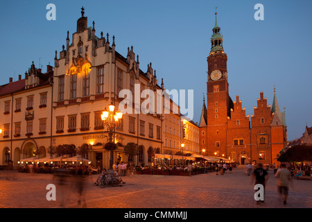 Il municipio al crepuscolo, Rynek (Piazza della Città Vecchia), Wroclaw, Slesia, Polonia, Europa Foto Stock