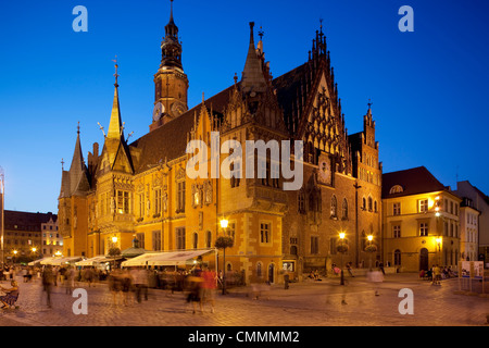 Il municipio al crepuscolo, Rynek (Piazza della Città Vecchia), Wroclaw, Slesia, Polonia, Europa Foto Stock