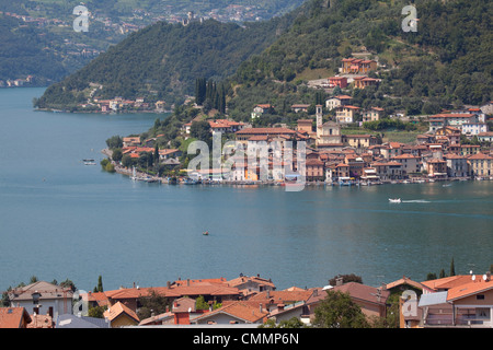 Vista del Monte Isola dal vicino a Sulzano, Lago d'Iseo, Lombardia, laghi italiani, l'Italia, Europa Foto Stock