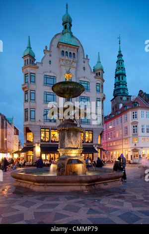 Nikolaj Chiesa e ristoranti al crepuscolo, Armagertorv, Copenhagen, Danimarca, in Scandinavia, Europa Foto Stock