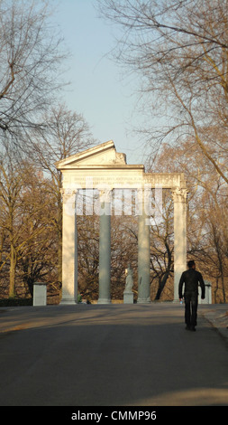 Tempio in rovina nei giardini di Villa Borghese a Roma, Italia Foto Stock