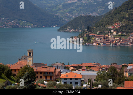 Vista del Monte Isola dal vicino a Sulzano, Lago d'Iseo, Lombardia, laghi italiani, l'Italia, Europa Foto Stock