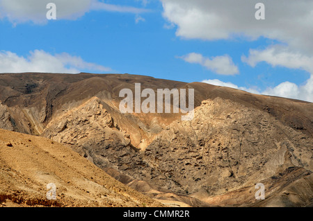 Deserto di Negev rocce sedimentarie e strati di calcare sporgente verso l'alto verso il cielo. Foto Stock