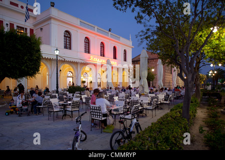 Ristoranti a crepuscolo, piazza Solomos, Zante, ZANTE, ISOLE IONIE, isole greche, Grecia, Europa Foto Stock