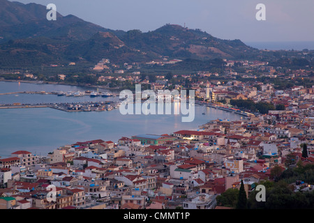 Vista della città dalla collina di Strani al crepuscolo, Zante, ZANTE, ISOLE IONIE, isole greche, Grecia, Europa Foto Stock