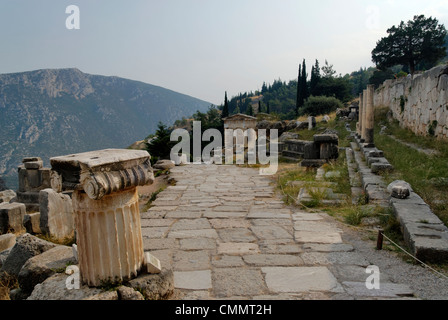 Delphi. La Grecia. Vista della sezione della Via Sacra presso il Santuario di Apollo a Delfi. In primo piano è parte di un tensioattivo ionico Foto Stock