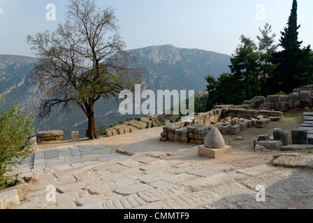 Delphi. La Grecia. Visualizzazione della versione di calcare dell'Omphalos situato sulla curva della via sacra del Santuario di Apollo a Foto Stock