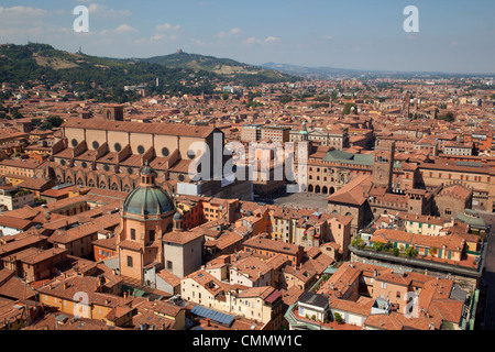 Vista da due torri di Piazza di Porta Ravegnana, Bologna, Emilia Romagna, Italia, Europa Foto Stock