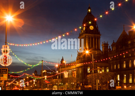 Town Hall e le luci di Natale sul Headrow, Leeds, West Yorkshire, nello Yorkshire, Inghilterra, Regno Unito, Europa Foto Stock