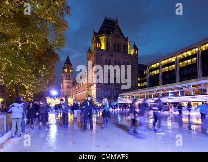 Natale pista di pattinaggio su ghiaccio al di fuori del Museo di Storia Naturale, Kensington, London, England, Regno Unito, Europa Foto Stock