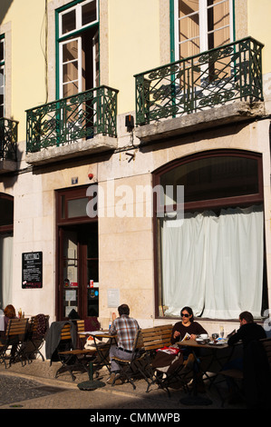 Kaffeehaus bar ristorante esterno a Largo de Sao Carlos piazza quartiere Chiado centrale di Lisbona Portogallo Europa Foto Stock