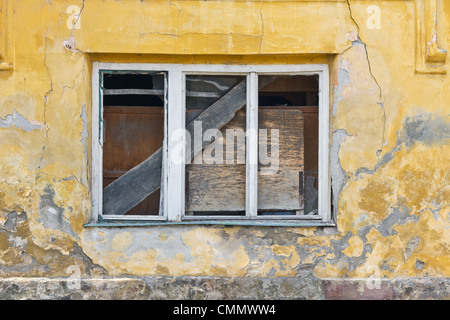 Vetro rotto di un abbandonato casa vecchia Foto Stock