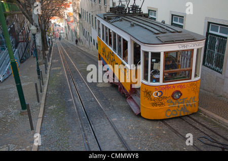 Elevador de Gloria la linea del tram si muove lungo Calcada da Gloria street quartiere Bairro Alto centro di Lisbona Portogallo Europa Foto Stock