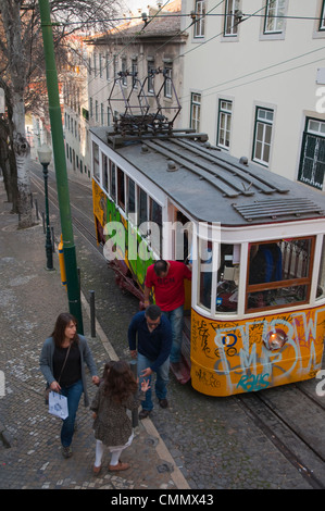 Elevador de Gloria la linea del tram si muove lungo Calcada da Gloria street quartiere Bairro Alto centro di Lisbona Portogallo Europa Foto Stock