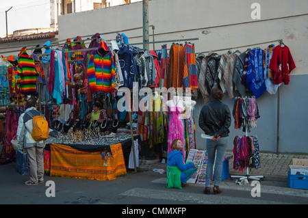 Feira da Ladra mercato delle pulci a Campo de Santa Clara nel quartiere di Alfama Lisbona Portogallo Europa Foto Stock