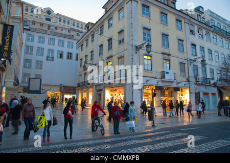 Rua Aurea street presso la piazza di Rossi quartiere Baixa Lisbona Portogallo Europa Foto Stock