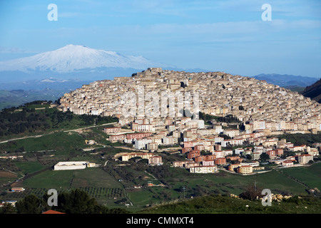 Vista su Gangi e Etna, Gangi, Sicilia, Italia, Europa Foto Stock